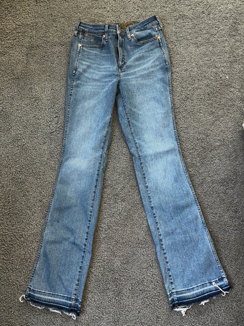 Wrangler x Lainey Wilson Boot Hugger Jeans Frayed Raw Hem Medium Wash W28 L33
